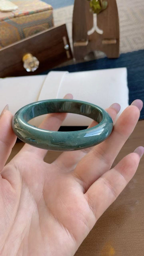 Gelang giok alami, material tambang lama, diameter dalam 57,8 mm. Semua batu terbentuk secara alami. Harga sudah termasuk ongkos kirim dan pajak.
