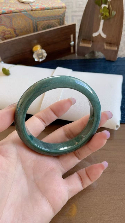 Gelang giok alami, material tambang lama, diameter dalam 57,8 mm. Semua batu terbentuk secara alami. Harga sudah termasuk ongkos kirim dan pajak.