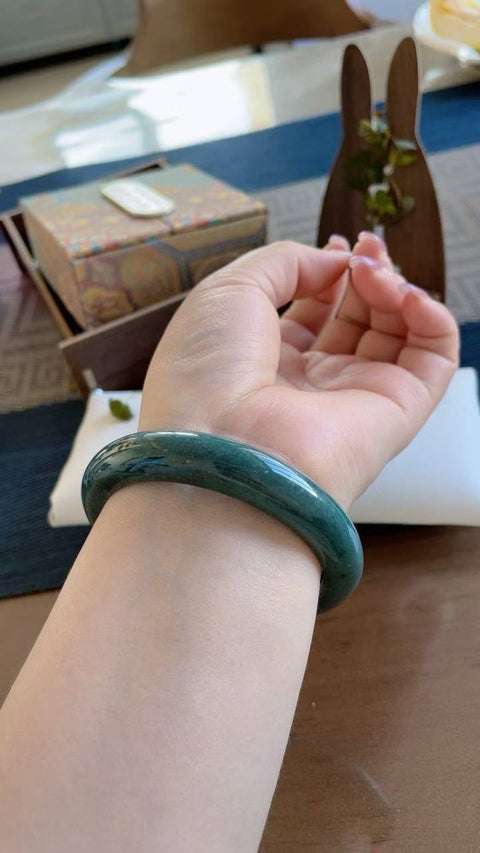 Gelang giok alami, material tambang lama, diameter dalam 57,8 mm. Semua batu terbentuk secara alami. Harga sudah termasuk ongkos kirim dan pajak.