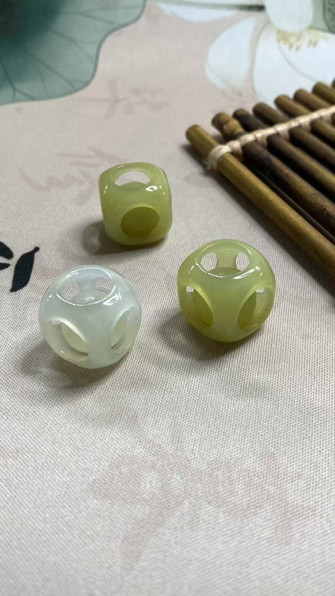 Semoga Anda beruntung, liontin giok Xiuyan alami ini—sebagai simbol perubahan nasib—berukuran 16,5 mm dan sudah termasuk ongkos kirim dan pajak.