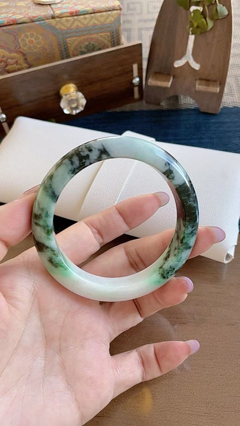Gelang giok alami, material tambang lama, diameter dalam 56mm. Semua batu terbentuk secara alami. Harga sudah termasuk ongkos kirim dan pajak.