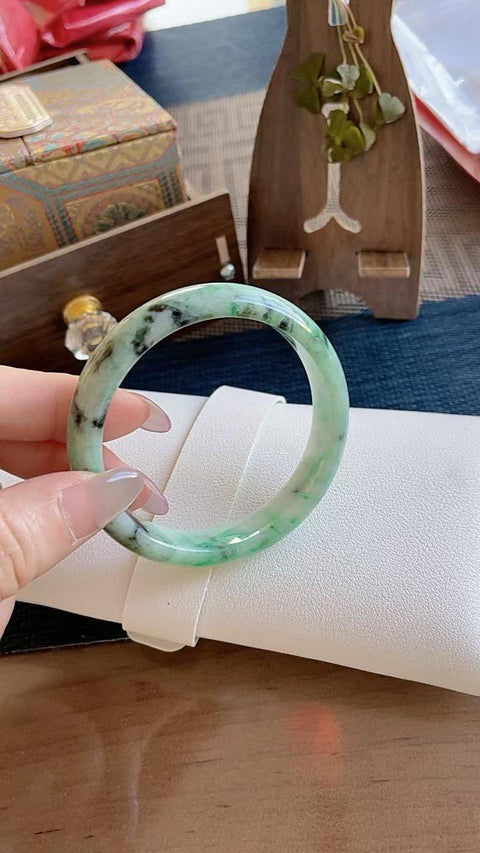 Gelang giok alami, material tambang lama, diameter dalam 54mm. Semua batu terbentuk secara alami. Harga sudah termasuk ongkos kirim dan pajak.