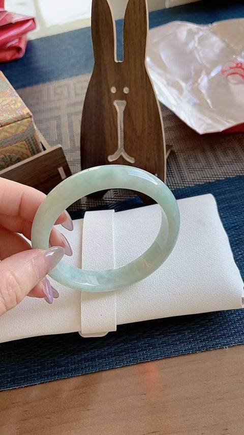 Gelang giok alami, material tambang lama, diameter dalam 58mm. Semua batu terbentuk secara alami. Harga sudah termasuk ongkos kirim dan pajak.