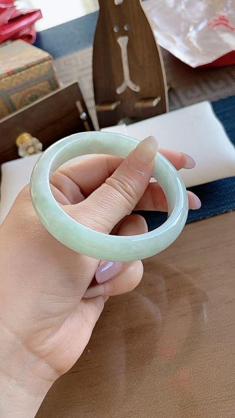Gelang giok alami, material tambang lama, diameter dalam 58mm. Semua batu terbentuk secara alami. Harga sudah termasuk ongkos kirim dan pajak.