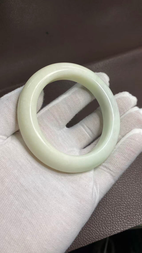 Gelang giok Xiuyan alami berwarna putih menyerupai tulang, gelang dengan gradasi warna, diameter dalam: 60mm, lebar tepi: 13,6mm. Semua batu terbentuk secara alami. Termasuk ongkos kirim dan pajak.