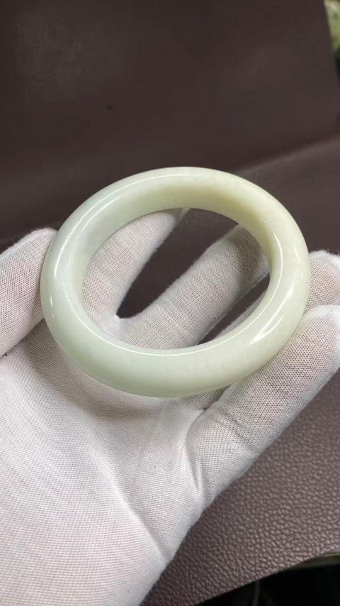 Gelang giok Xiuyan alami berwarna putih menyerupai tulang, gelang dengan gradasi warna, diameter dalam: 60mm, lebar tepi: 13,6mm. Semua batu terbentuk secara alami. Termasuk ongkos kirim dan pajak.