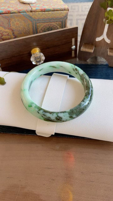 Gelang giok alami, material tambang lama, tekstur halus dan hangat, motif setengah gunung, setengah air, diameter dalam 60mm. Semua batu terbentuk secara alami. Termasuk ongkos kirim dan pajak.