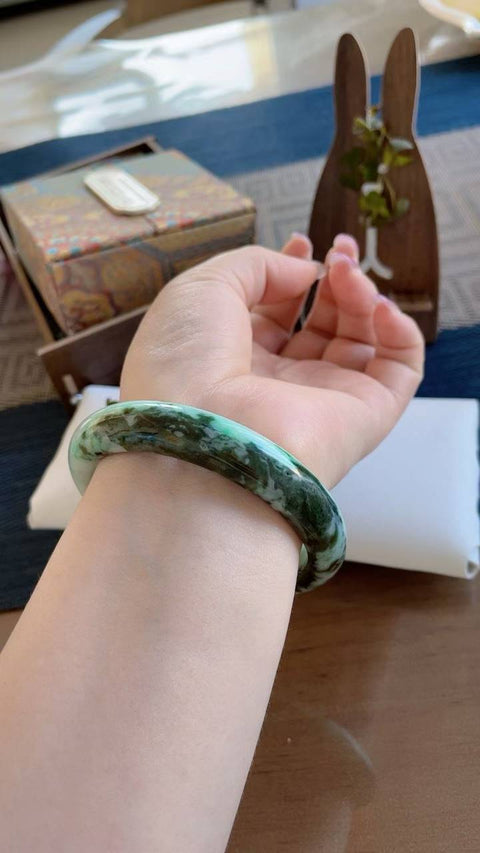 Gelang giok alami, material tambang lama, tekstur halus dan hangat, motif setengah gunung, setengah air, diameter dalam 60mm. Semua batu terbentuk secara alami. Termasuk ongkos kirim dan pajak.