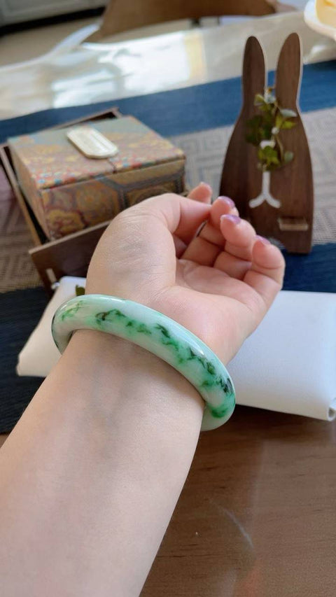 Gelang giok alami, material tambang lama, tekstur halus dan hangat, motif setengah gunung, setengah air, diameter dalam 60mm. Semua batu terbentuk secara alami. Termasuk ongkos kirim dan pajak.