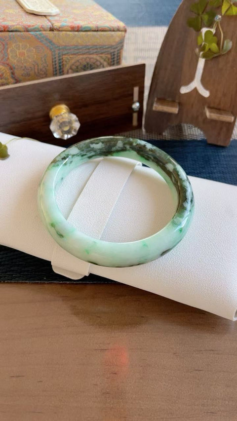 Gelang giok alami, material tambang lama, tekstur halus dan hangat, motif setengah gunung, setengah air, diameter dalam 60mm. Semua batu terbentuk secara alami. Termasuk ongkos kirim dan pajak.