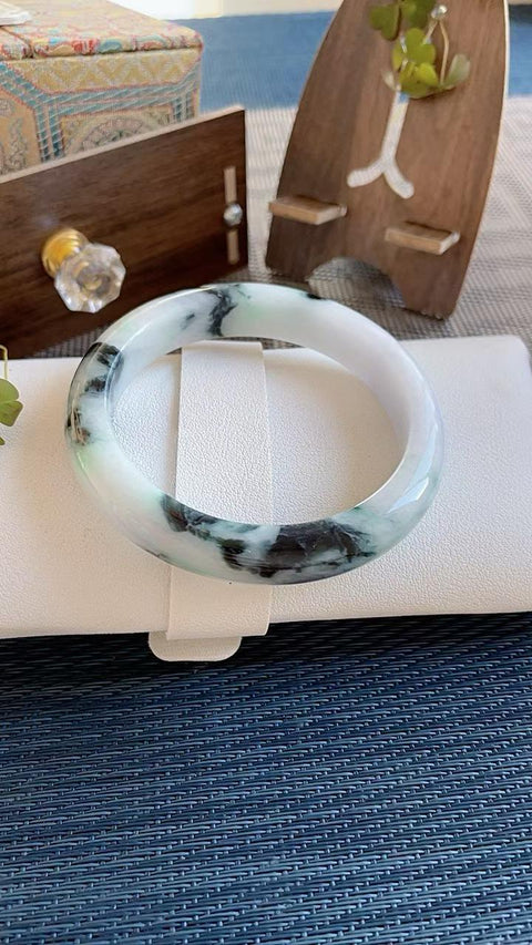 Gelang giok alami, material tambang lama, diameter dalam 59mm. Semua batu terbentuk secara alami. Harga sudah termasuk ongkos kirim dan pajak.