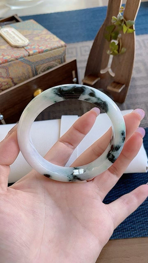 Gelang giok alami, material tambang lama, diameter dalam 59mm. Semua batu terbentuk secara alami. Harga sudah termasuk ongkos kirim dan pajak.