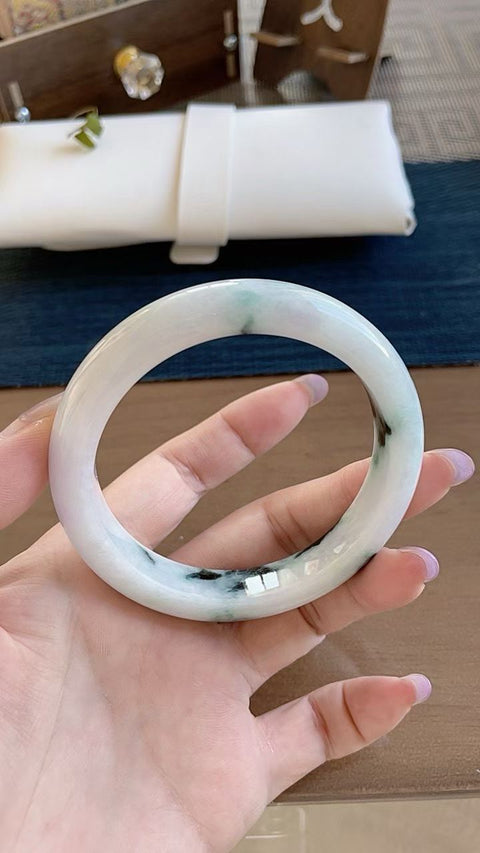 Gelang giok alami, material tambang lama, diameter dalam 59mm. Semua batu terbentuk secara alami. Harga sudah termasuk ongkos kirim dan pajak.