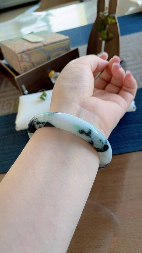 Gelang giok alami, material tambang lama, diameter dalam 59mm. Semua batu terbentuk secara alami. Harga sudah termasuk ongkos kirim dan pajak.