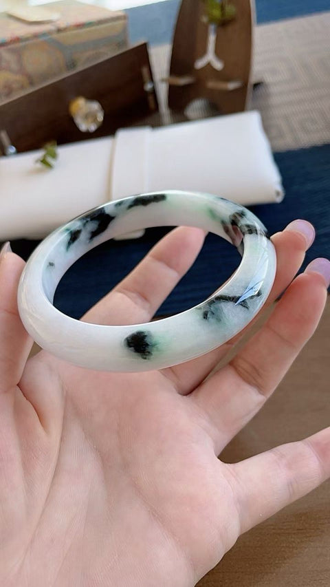 Gelang giok alami, material tambang lama, diameter dalam 59mm. Semua batu terbentuk secara alami. Harga sudah termasuk ongkos kirim dan pajak.