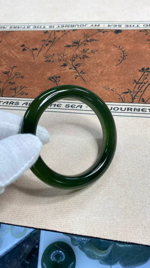 Gelang giok Xiuyan yang indah, warna hijau pekat, diameter dalam: 56mm, lebar samping: 11,5mm. Semua batu terbentuk secara alami. Harga sudah termasuk ongkos kirim dan pajak.