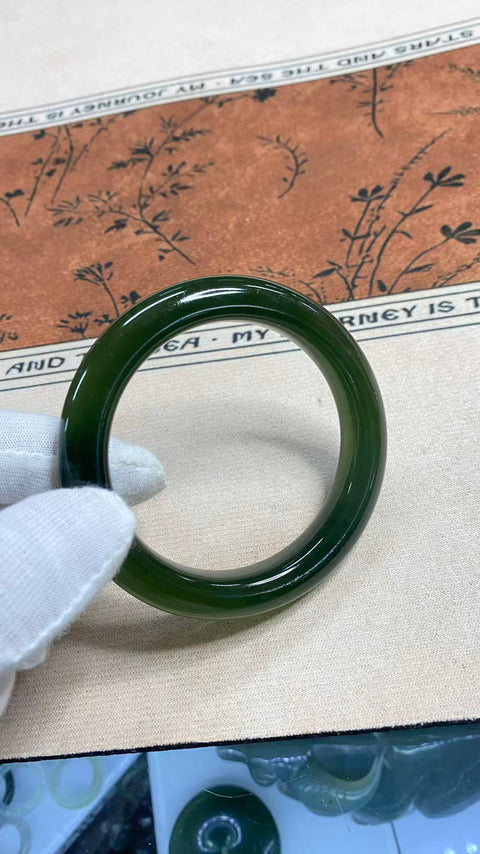 Gelang giok Xiuyan yang indah, warna hijau pekat, diameter dalam: 56mm, lebar samping: 11,5mm. Semua batu terbentuk secara alami. Harga sudah termasuk ongkos kirim dan pajak.