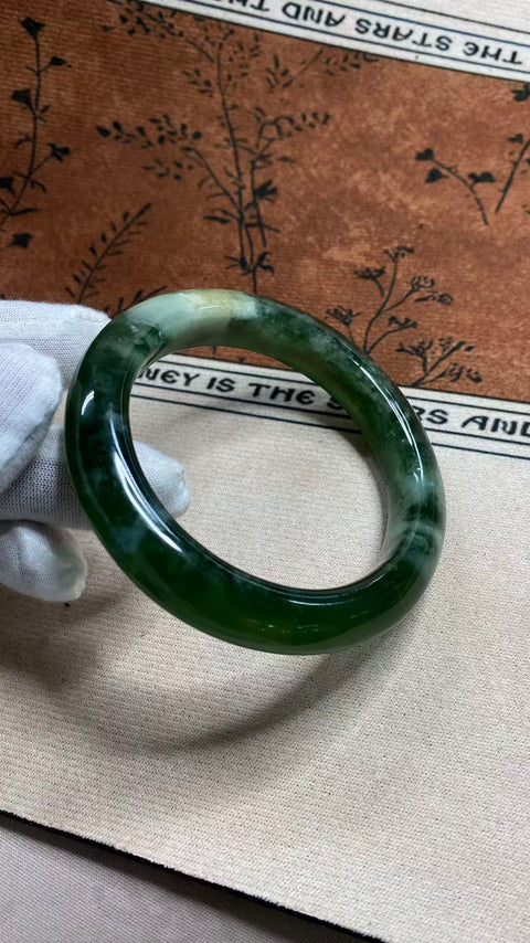 Gelang giok Xiuyan yang indah, berwarna hijau pekat dengan zamrud yang berkilauan, melambangkan kekayaan dan kemakmuran seumur hidup. Diameter dalam: 60 mm, lebar tepi: 12,7 mm. Semua batu terbentuk secara alami. Termasuk ongkos kirim dan pajak.