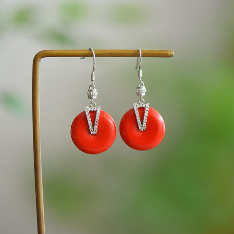 【Nama】Anting Gesper Perdamaian Cinnabar Merah Bertatahkan Perak Sterling S925  【Makna】Kedamaian dan keselamatan, kelengkapan dan pemenuhan  【Ukuran】18*18  【Nomor Barang】S52115# Termasuk ongkos kirim dan pajak.