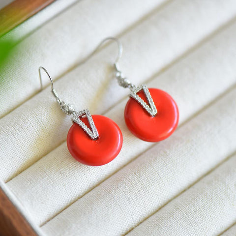 【Nama】Anting Gesper Perdamaian Cinnabar Merah Bertatahkan Perak Sterling S925  【Makna】Kedamaian dan keselamatan, kelengkapan dan pemenuhan  【Ukuran】18*18  【Nomor Barang】S52115# Termasuk ongkos kirim dan pajak.