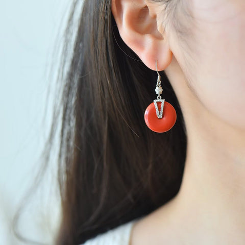 【Nama】Anting Gesper Perdamaian Cinnabar Merah Bertatahkan Perak Sterling S925  【Makna】Kedamaian dan keselamatan, kelengkapan dan pemenuhan  【Ukuran】18*18  【Nomor Barang】S52115# Termasuk ongkos kirim dan pajak.