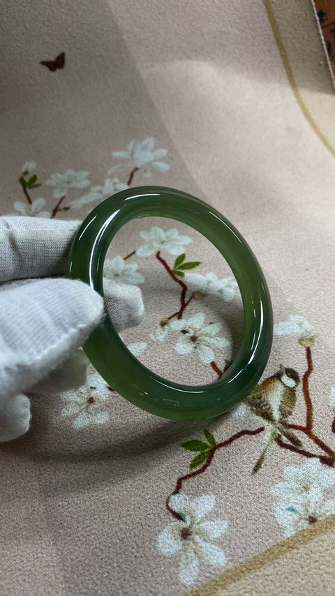 Gelang giok Xiuyan yang indah, berwarna hijau pekat dengan zamrud yang berkilauan, melambangkan kekayaan dan kemakmuran seumur hidup. Diameter dalam: 60,3 mm, lebar tepi: 10,7 mm. Semua batu terbentuk secara alami. Termasuk ongkos kirim dan pajak.