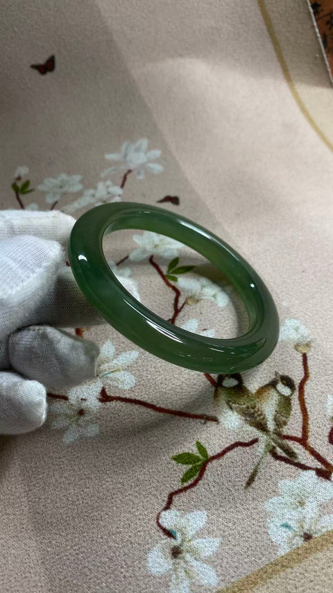 Gelang giok Xiuyan yang indah, berwarna hijau pekat dengan zamrud yang berkilauan, melambangkan kekayaan dan kemakmuran seumur hidup. Diameter dalam: 60,3 mm, lebar tepi: 10,7 mm. Semua batu terbentuk secara alami. Termasuk ongkos kirim dan pajak.