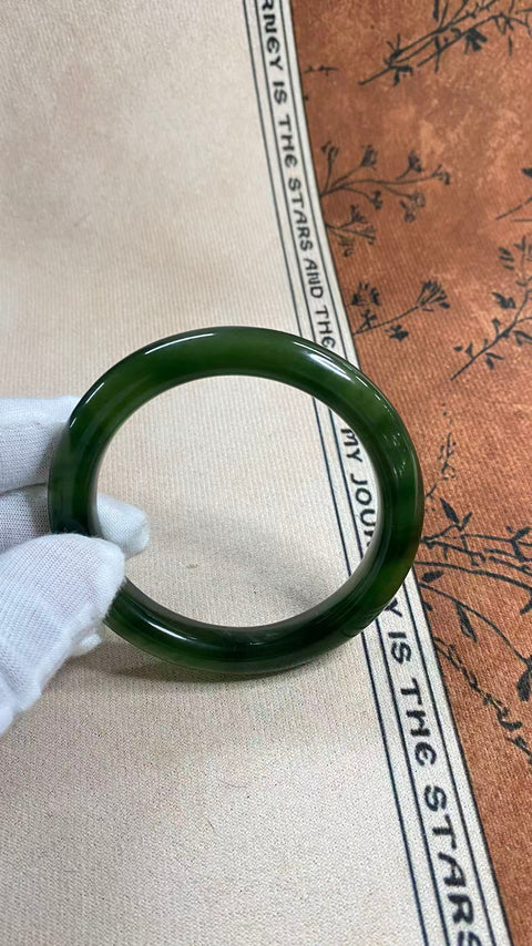 Gelang giok Xiuyan yang indah ini berwarna hijau cerah dengan inklusi zamrud yang halus, melambangkan kehidupan yang kaya dan makmur. Diameter dalam: 58 mm, lebar tepi: 10 mm. Terbuat dari batu alam. Harga sudah termasuk ongkos kirim dan pajak.
