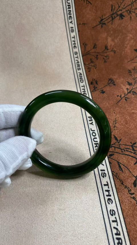 Gelang giok Xiuyan yang indah ini berwarna hijau cerah dengan inklusi zamrud yang halus, melambangkan kehidupan yang kaya dan makmur. Diameter dalam: 58 mm, lebar tepi: 10 mm. Terbuat dari batu alam. Harga sudah termasuk ongkos kirim dan pajak.