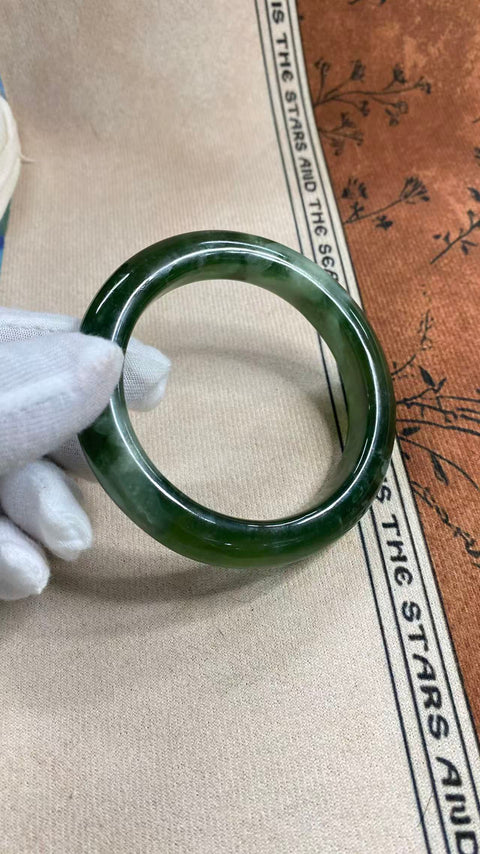 Gelang giok Xiuyan yang indah ini berwarna hijau cerah dengan inklusi zamrud yang halus, melambangkan kehidupan yang kaya dan makmur. Diameter dalam: 62 mm, lebar samping: 12,6 mm. Terbuat dari batu alam. Harga sudah termasuk ongkos kirim dan pajak.