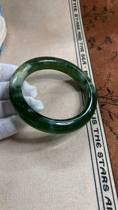 Gelang giok Xiuyan yang indah ini berwarna hijau cerah dengan inklusi zamrud yang halus, melambangkan kehidupan yang kaya dan makmur. Diameter dalam: 62 mm, lebar samping: 12,6 mm. Terbuat dari batu alam. Harga sudah termasuk ongkos kirim dan pajak.