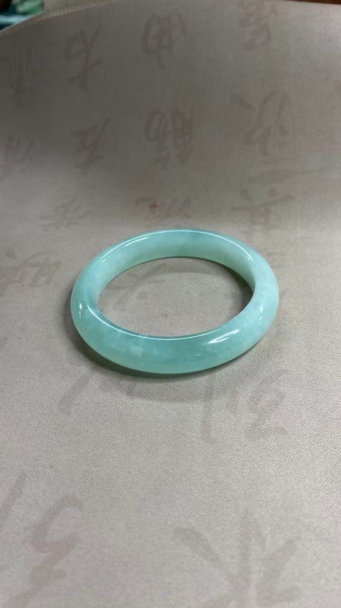 Gelang giok Xiuyan yang indah – Jelly Biru Langit, dengan rona biru es yang lembap. Diameter dalam: 58mm, lebar tepi: 12,5mm. Semua batu terbentuk secara alami. Termasuk ongkos kirim dan pajak.