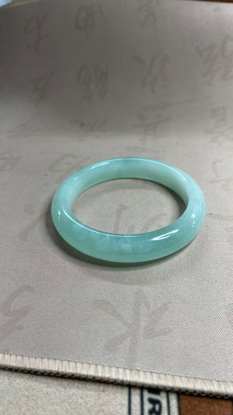 Gelang giok Xiuyan yang indah – Jelly Biru Langit, dengan rona biru es yang lembap. Diameter dalam: 58mm, lebar tepi: 12,5mm. Semua batu terbentuk secara alami. Termasuk ongkos kirim dan pajak.