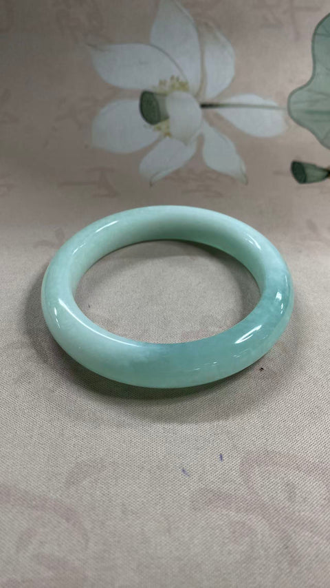 Gelang giok Xiuyan yang indah – Jelly Biru Langit, warna biru es yang berkilau. Diameter dalam: 60mm, lebar tepi: 12,6mm. Semua batu terbentuk secara alami. Termasuk ongkos kirim dan pajak.
