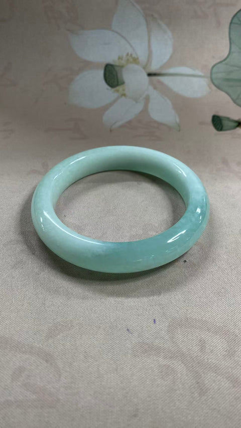 Gelang giok Xiuyan yang indah – Jelly Biru Langit, warna biru es yang berkilau. Diameter dalam: 60mm, lebar tepi: 12,6mm. Semua batu terbentuk secara alami. Termasuk ongkos kirim dan pajak.