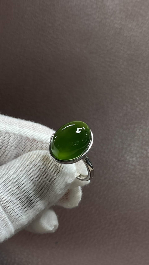 Cincin: Cincin giok Xiuyan yang indah dengan warna hijau pekat 💍, dipasang pada perak 925, ukuran dapat disesuaikan. Ukuran: 12 x 16 mm, termasuk ongkos kirim dan pajak.