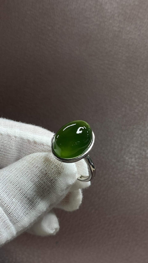Cincin: Cincin giok Xiuyan yang indah dengan warna hijau pekat 💍, dipasang pada perak 925, ukuran dapat disesuaikan. Ukuran: 12 x 16 mm, termasuk ongkos kirim dan pajak.