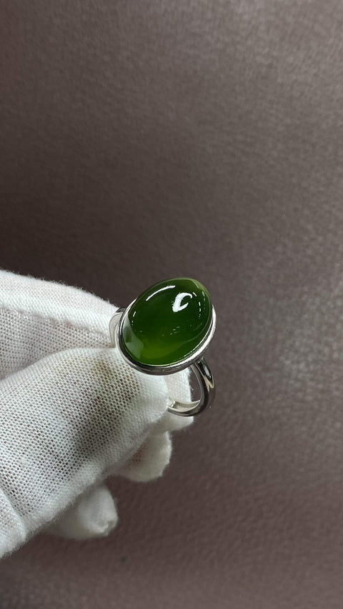 Cincin: Cincin giok Xiuyan yang indah dengan warna hijau pekat 💍, dipasang pada perak 925, ukuran dapat disesuaikan. Ukuran: 12 x 16 mm, termasuk ongkos kirim dan pajak.