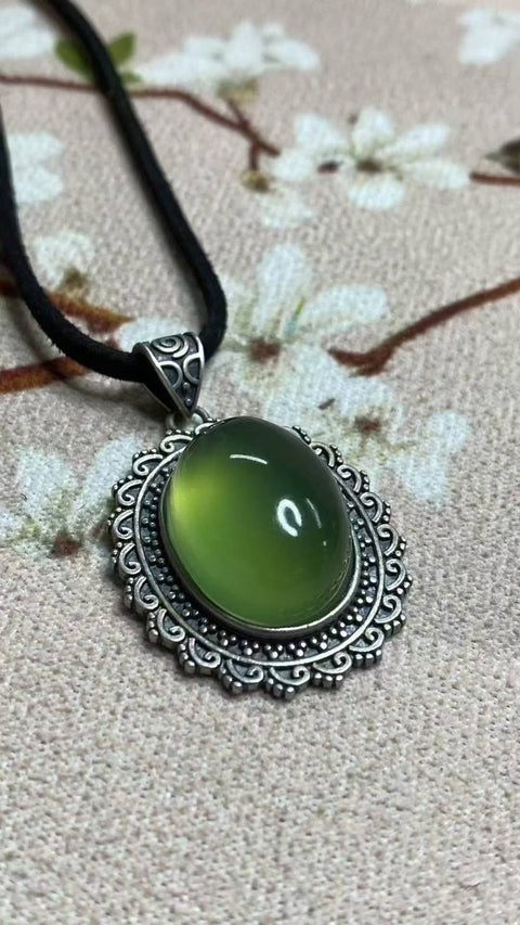 Giok Xiuyan berkualitas tinggi (grade 180) – rangka perak sterling 925 – liontin tulang selangka, bentuk cabochon. Dimensi: 20 x 16 mm. Dimensi keseluruhan: 33,5 x 26 mm. Harga sudah termasuk ongkos kirim dan pajak.