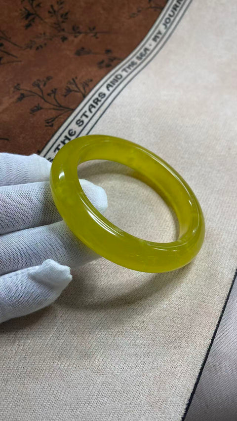 Gelang giok Xiuyan yang indah dengan desain bunga emas, diameter dalam: 57mm, lebar tepi: 13mm, termasuk ongkos kirim dan pajak.