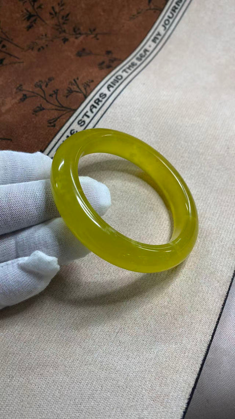 Gelang giok Xiuyan yang indah dengan desain bunga emas, diameter dalam: 57mm, lebar tepi: 13mm, termasuk ongkos kirim dan pajak.