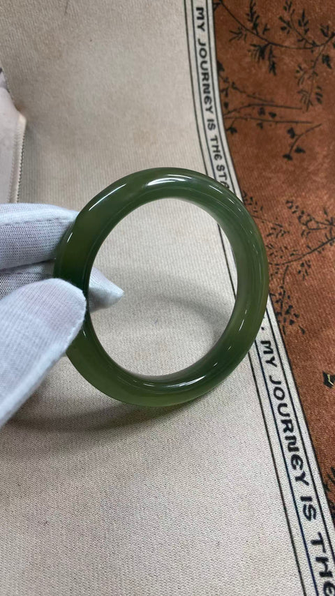 Gelang giok Xiuyan yang indah, warna hijau pekat, diameter dalam: 62mm, lebar samping: 12,5mm. Semua batu terbentuk secara alami. Termasuk ongkos kirim dan pajak.