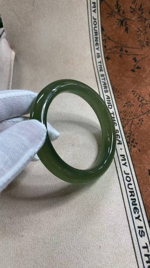 Gelang giok Xiuyan yang indah, warna hijau pekat, diameter dalam: 62mm, lebar samping: 12,5mm. Semua batu terbentuk secara alami. Termasuk ongkos kirim dan pajak.
