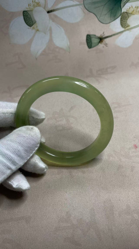 Gelang giok Xiuyan yang indah, hijau es dengan pola mengambang, diameter dalam: 57mm, lebar tepi: 11mm. Semua batu terbentuk secara alami. Harga sudah termasuk ongkos kirim dan pajak.