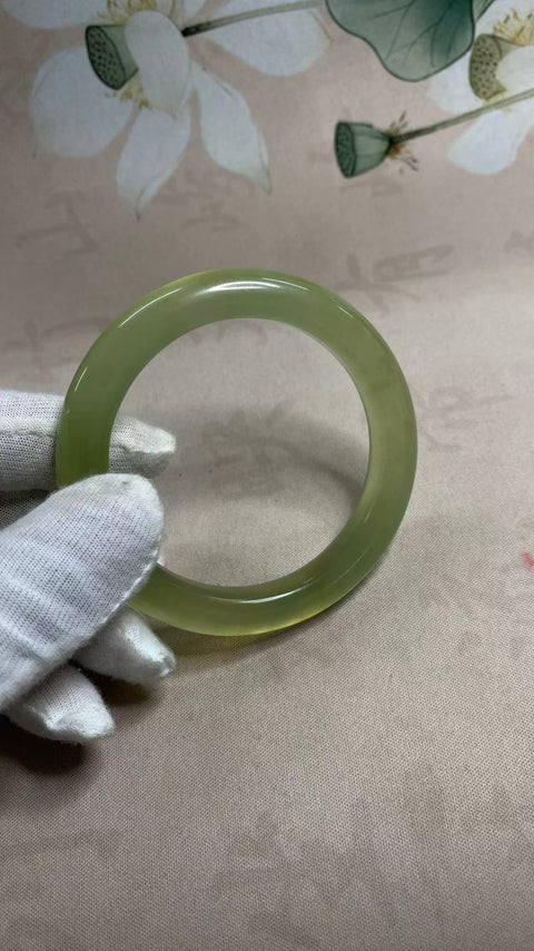 Gelang giok Xiuyan yang indah, hijau es dengan pola mengambang, diameter dalam: 57mm, lebar tepi: 11mm. Semua batu terbentuk secara alami. Harga sudah termasuk ongkos kirim dan pajak.