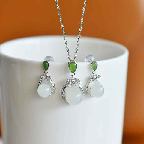 【Nama】Set Perhiasan Dua Potong Mewah dari Perak S925 dengan Hiasan Manik-manik Giok Hetian  【Nomor Barang】Liontin: 0160# Anting: 8323Q#  【Spesifikasi】Batu Mentah: 10*10 8*8 Termasuk ongkos kirim dan pajak