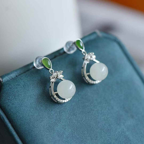【Nama】Set Perhiasan Dua Potong Mewah dari Perak S925 dengan Hiasan Manik-manik Giok Hetian  【Nomor Barang】Liontin: 0160# Anting: 8323Q#  【Spesifikasi】Batu Mentah: 10*10 8*8 Termasuk ongkos kirim dan pajak
