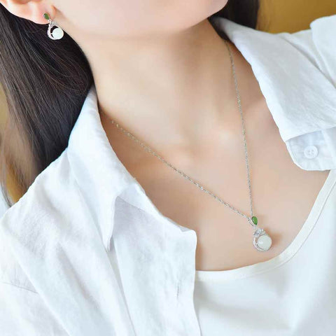 【Nama】Set Perhiasan Dua Potong Mewah dari Perak S925 dengan Hiasan Manik-manik Giok Hetian  【Nomor Barang】Liontin: 0160# Anting: 8323Q#  【Spesifikasi】Batu Mentah: 10*10 8*8 Termasuk ongkos kirim dan pajak