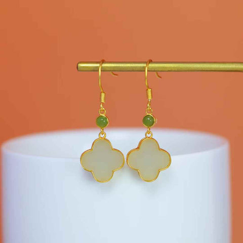 【Nama】Anting-anting Daun Semanggi Empat Kelopak dari Perak Sterling S925 dengan Batu Giok Hetian  【Nomor Barang】8442#  【Spesifikasi】Batu Kasar: 12*12 mm Harga sudah termasuk ongkos kirim dan pajak.