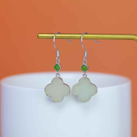 【Nama】Anting-anting Daun Semanggi Empat Kelopak dari Perak Sterling S925 dengan Batu Giok Hetian  【Nomor Barang】8442#  【Spesifikasi】Batu Kasar: 12*12 mm Harga sudah termasuk ongkos kirim dan pajak.